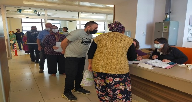 PCR kararının ardından aşı yaptırmak için hastaneye akın ettiler