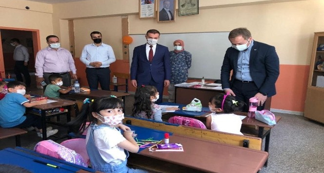 Hizan Kaymakamı Yelek, yeni eğitim öğretim yılı dolayısı ile okul ziyaretinde bulundu