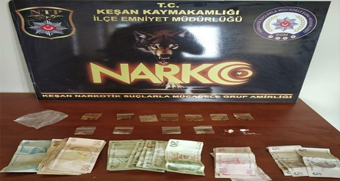 Baskına gelen polisleri gördü, uyuşturucu dolu poşete attı