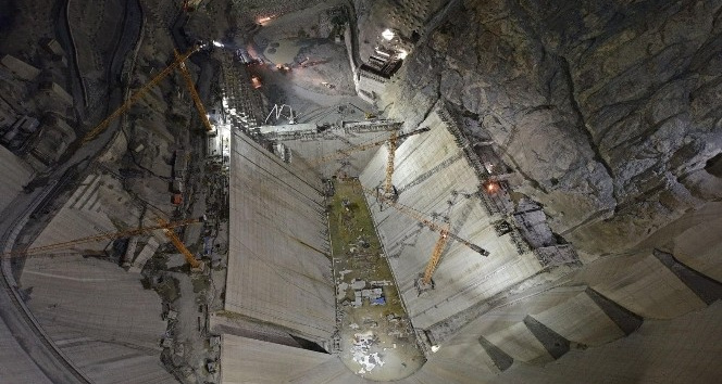 Türkiye’nin en büyük barajında çalışmalar gece gündüz devam ediyor
