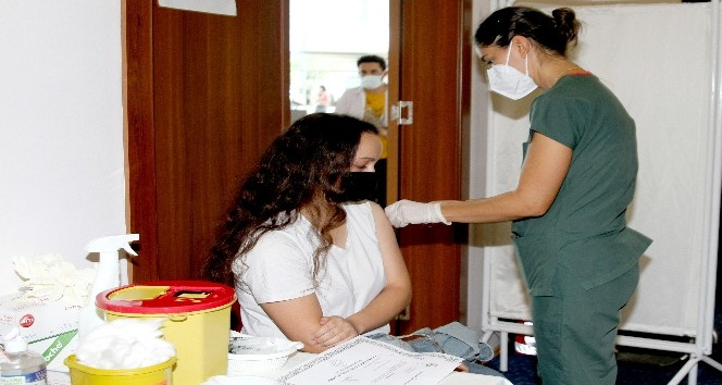 Üniversite öğrencileri, kayıt merkezinde aşı oluyor