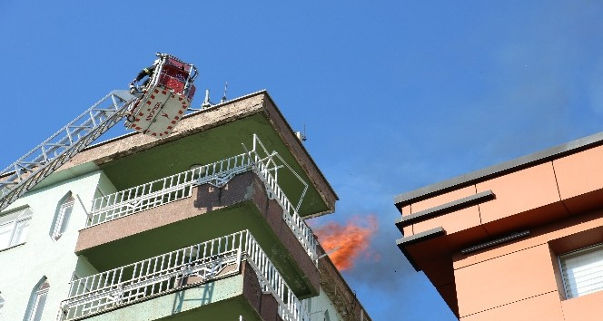 Apartmanın çatısındaki yangın korkuttu