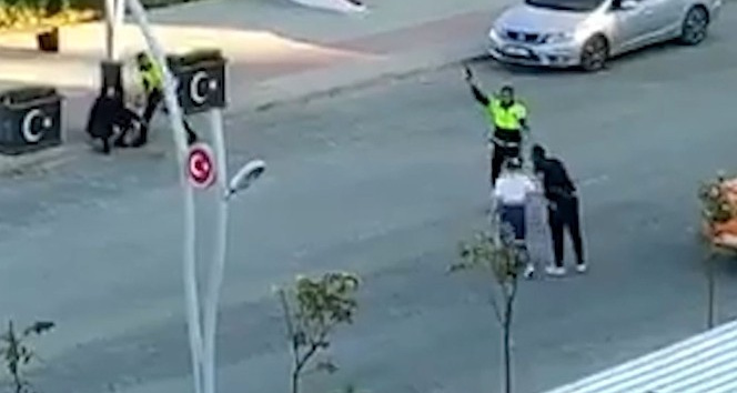 Polis kavgayı durdurmak için havaya ateş açtı, o anlar kamerada