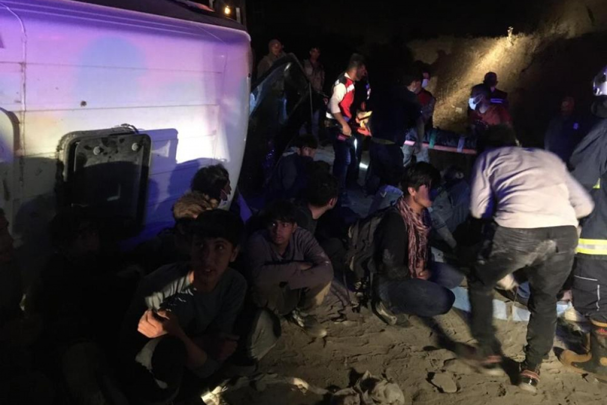Kaçak mülteci taşıyan minibüs devrildi: 3&#039;ü ağır, 9 yaralı