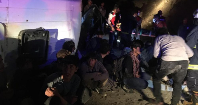 Kaçak mülteci taşıyan minibüs devrildi: 3ü ağır, 9 yaralı