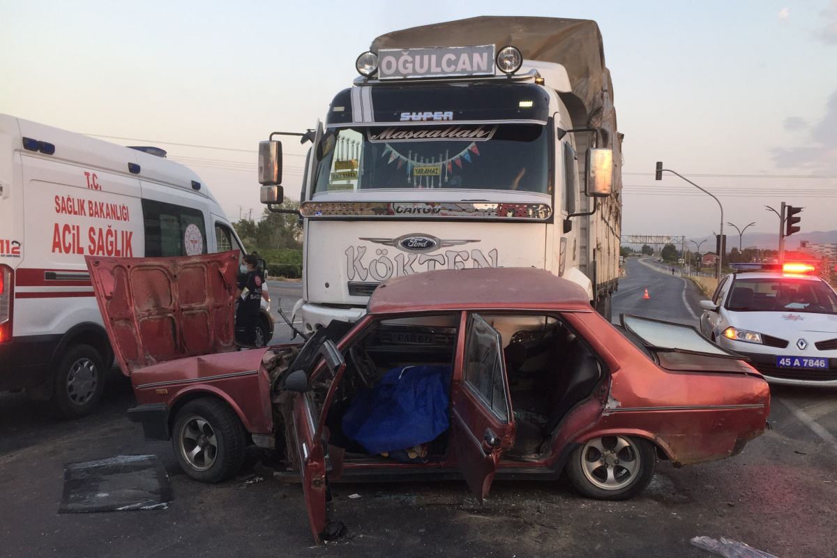 Alaşehir'de trafik kazası: 1 ölü, 3 yaralı