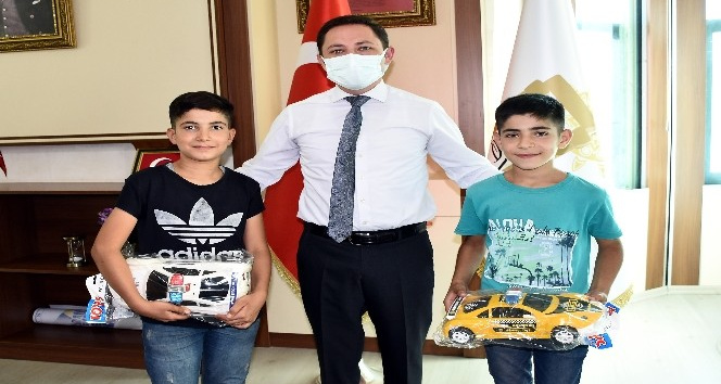 Nusaybin kaymakamı ziyaretine gelen çocukları makamında ağırladı