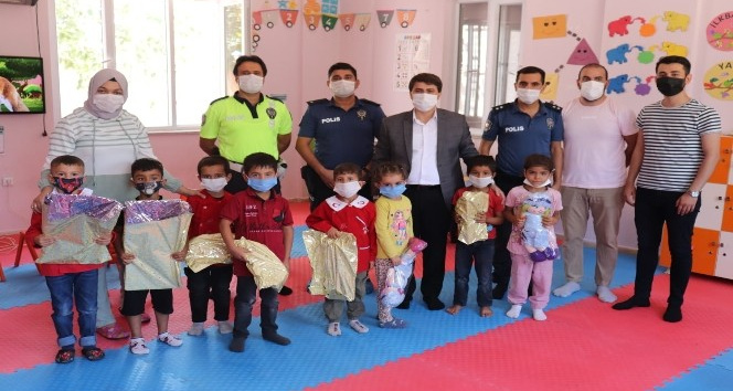 "Güçuklar gülsün" diye oyuncak dağıtıldı