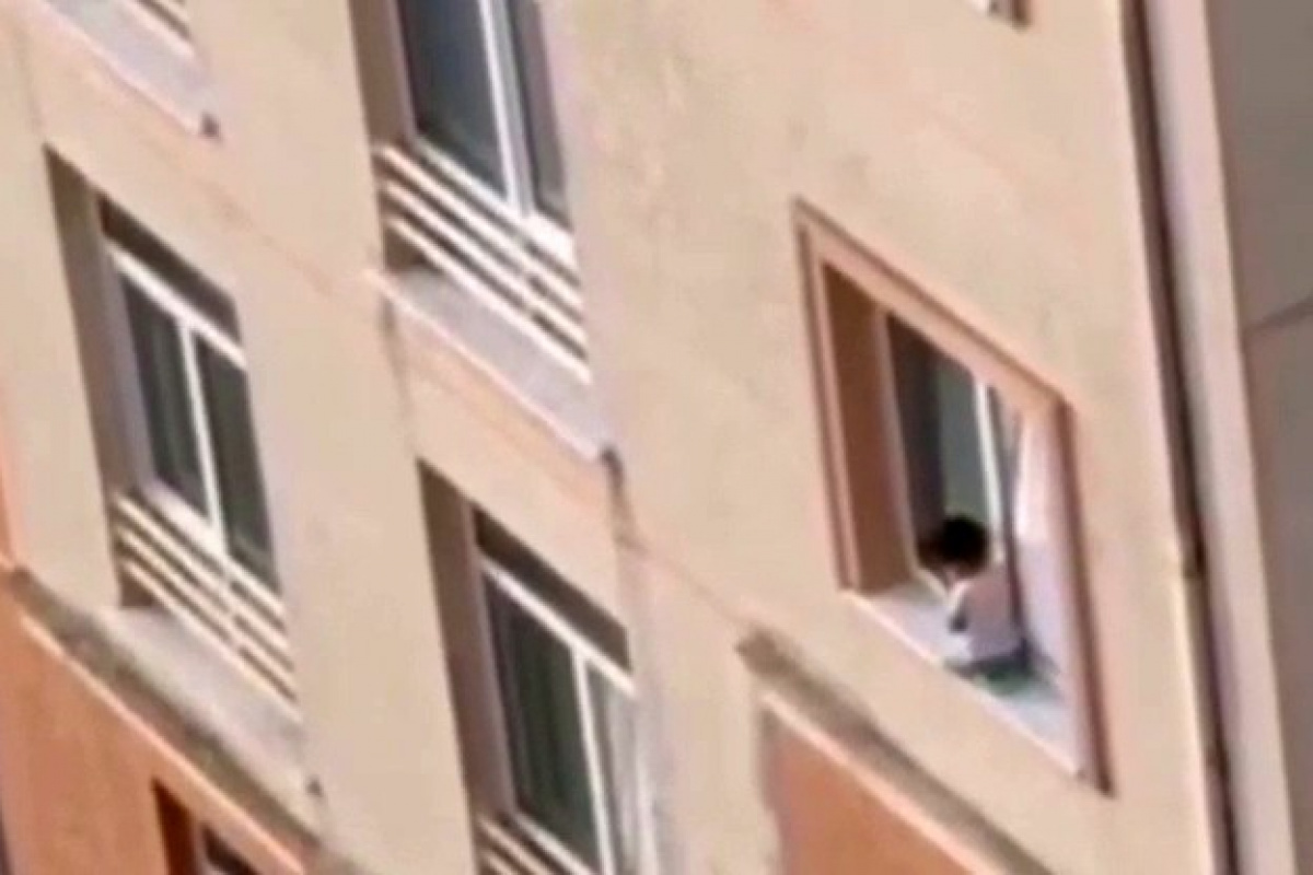 Camdan çıkarak mermerin üzerinde oturan çocuğun tehlikeli oyunu kamerada