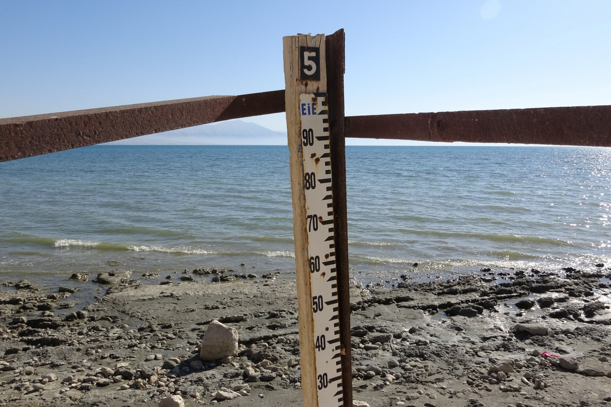 Van Gölü’nde su çekilince ölçü direği karada kaldı
