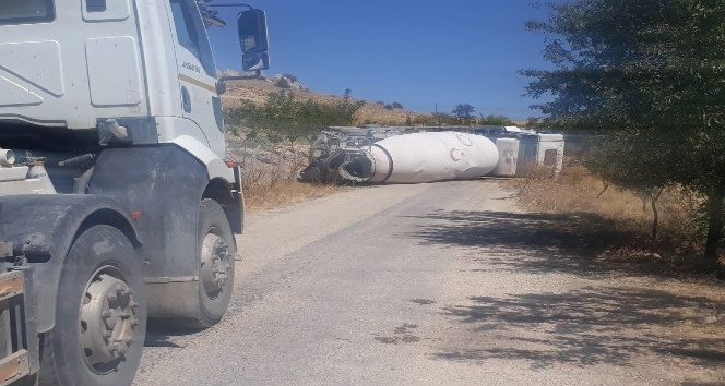 Freni boşalan beton mikseri devrildi, yol trafiğe kapandı