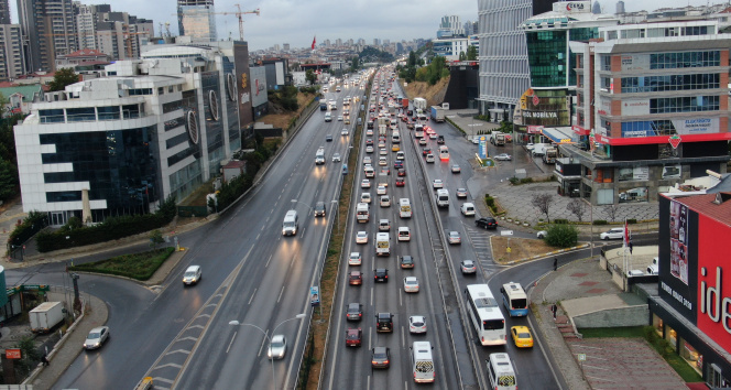 İstanbulda yağışlar trafiği vurdu