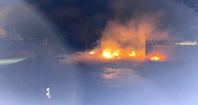 Mardin’de gece saatlerinde 2 noktada çıkan yangın korkuttu