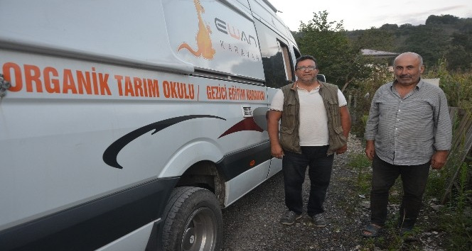 Minibüsünü ’Organik Tarım Okulu’na çevirdi, çiftçileri eğitiyor