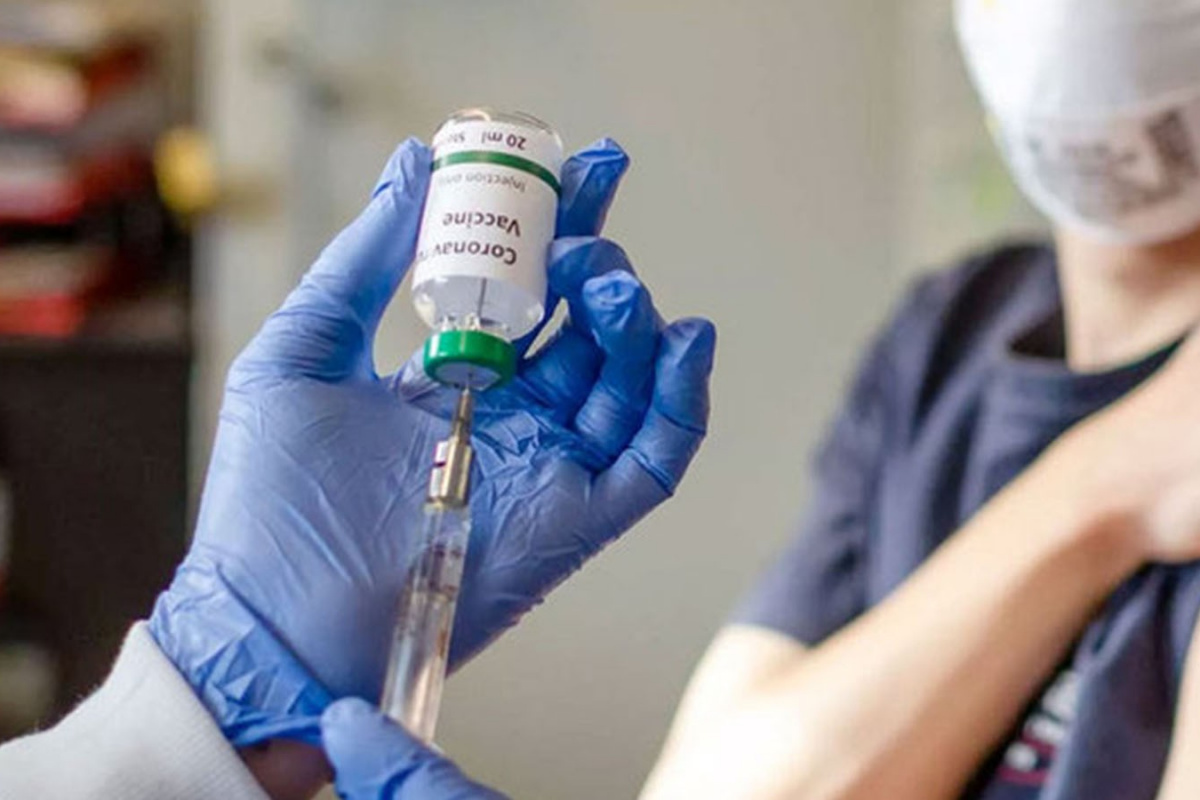 İngiltere'de 18 yaş ve üzeri kişiler Covid-19'a karşı hatırlatıcı doz aşı yaptırabilecek