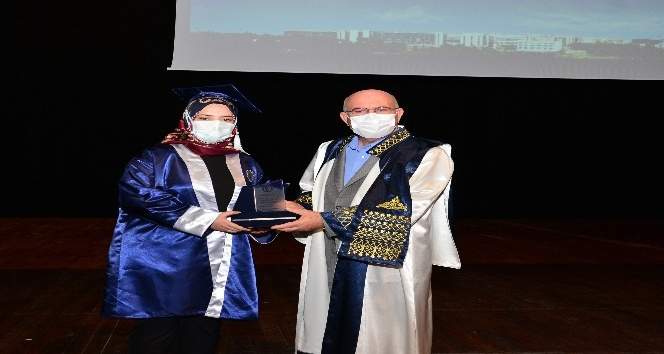 Uşak Üniversitesi Diş Hekimliği Fakültesi ilk mezunlarını verdi