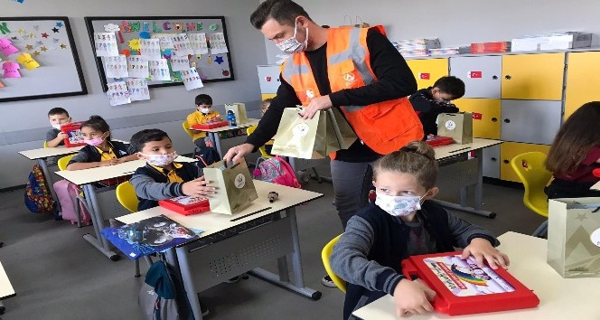 Altınordu’da minik öğrencilere eğitim seti ulaştırılıyor