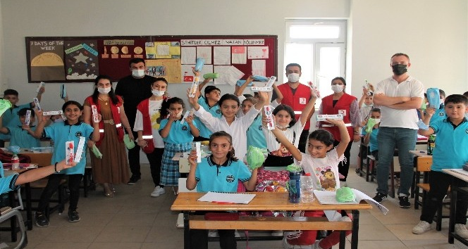 Kızılay Silopi’de 800 öğrenciye diş fırçası ve macunu dağıttı