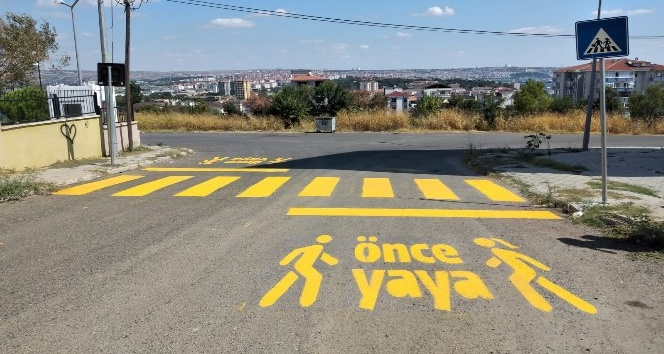 Okul yollarındaki yaya geçitleri yeniden boyanıyor İhlas Haber Ajansı