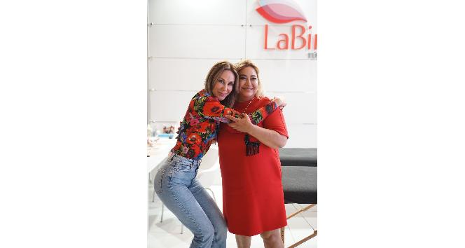 Demet Şener güzellik fuarında şov yaptı