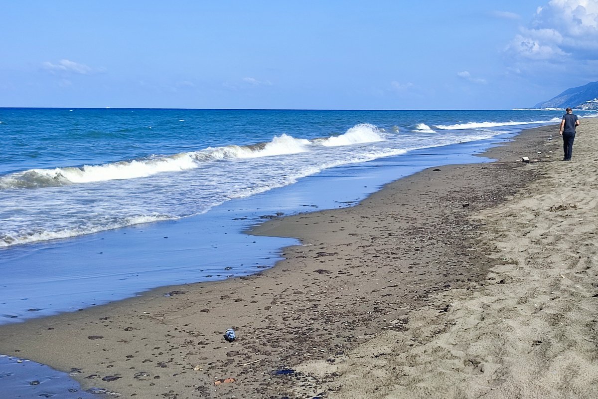 Samandağ sahilinde petrol sızıntısı temizliği 9. gün de devam ediyor