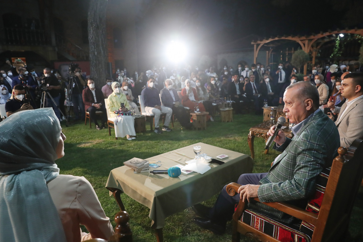 Cumhurbaşkanı Erdoğan şiir gecesinde gençlerin sorularını yanıtladı