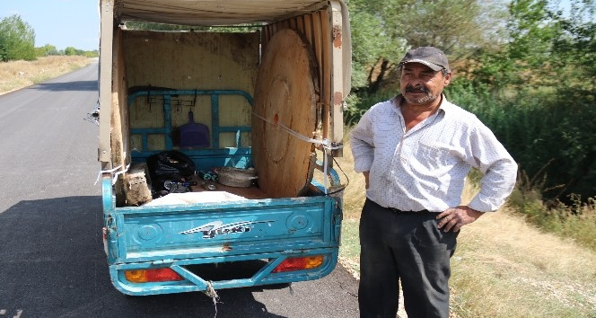 Şişe toplayarak hem kendine hem annesine bakıyor