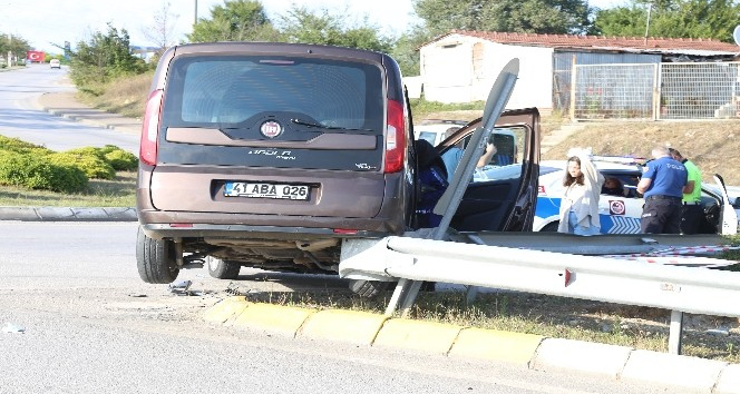 Otomobille çarpışan hafif ticari araç bariyerin üzerinde asılı kaldı: 2 yaralı