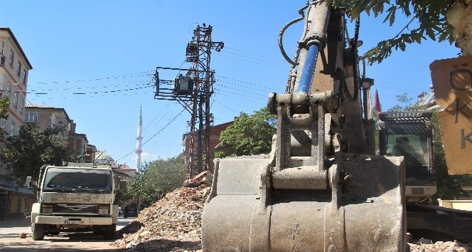Elektrik tellerinin evlerle iç içe olması ağır hasarlı bina yıkımlarını engelliyor