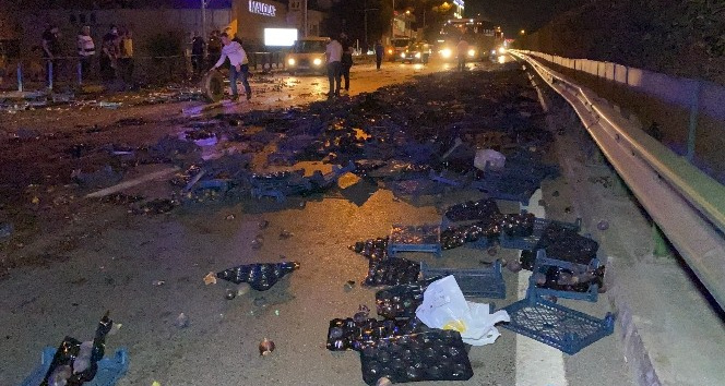 Bursa’da otomobil ile incir yüklü kamyonet çarpıştı : 2 yaralı