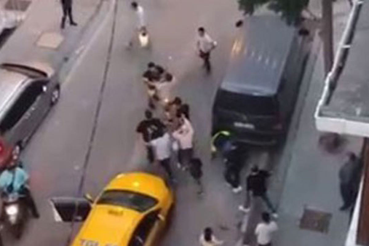 Esenyurt'ta taksiciyle müşterinin kavgası kamerada