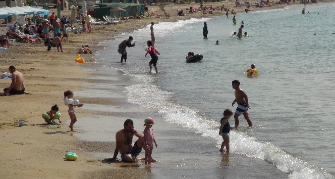 Mersin’de okullar açılmasına rağmen sahillerde doluluk yaşanıyor