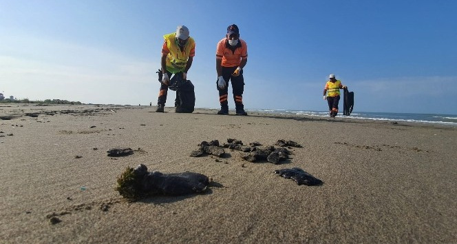 Mersin sahillerinde Suriye kaynaklı petrol sızıntısına karşı temizlik yapıldı