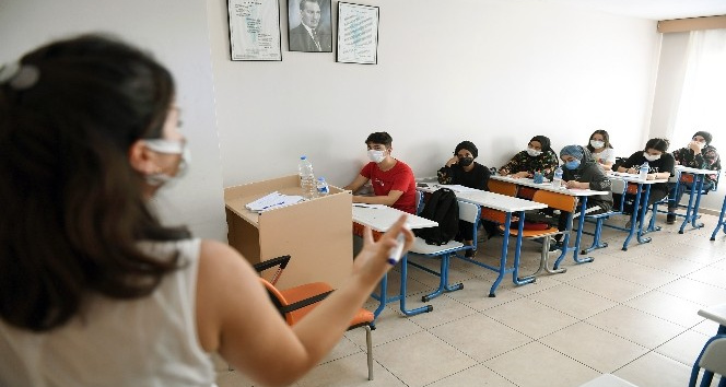 Mersin Büyükşehir Belediyesinin kurs merkezinde eğitim gören öğrencilerden bin 42’si üniversiteye yerleşti
