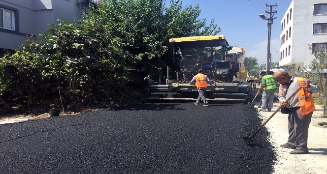 Akdeniz’de asfalt yama ve yol açma çalışmaları sürüyor
