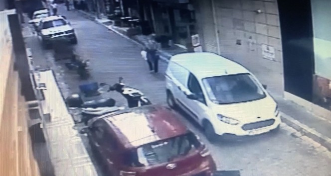 (Özel) İstanbul’da dehşet anları: Aracın altında kalan kadını böyle kurtardılar