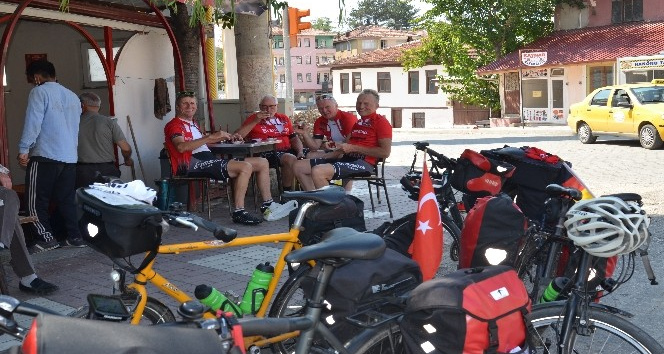 Bisikletle yollara düşen emekli Almanlar, Türkiye’ye hayran kaldı