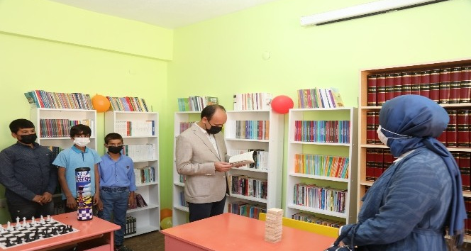 Başkale’de pandemi sürecinde yapılan okul kütüphanesi öğrencilerin hizmetine açıldı