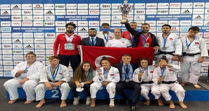 Bartın Üniversitesi öğrencisi Hasret Bozkurt, milli takımı madalyaya taşıdı