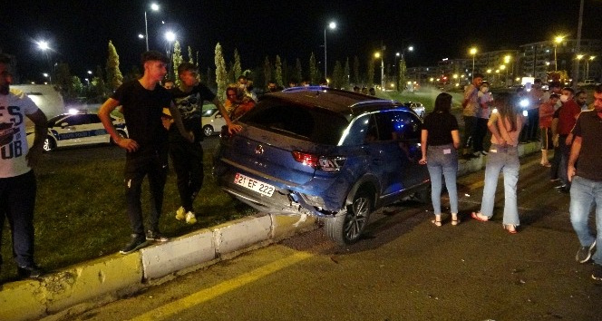 Yaya çarpmamak için yavaşladı, arkadan araç çarpınca yayaların üzerine uçtu: 3 yaralı