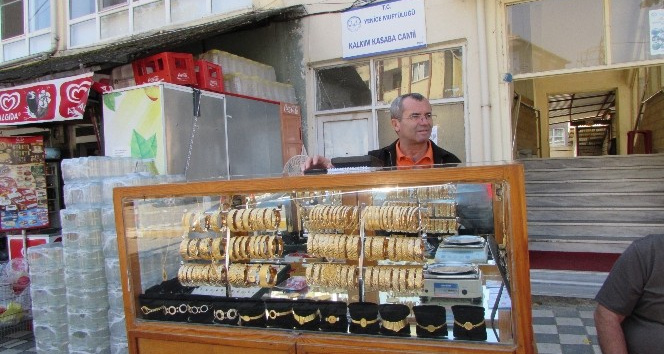 (Özel) Simit satar gibi altın bilezik satıyor...40 yıllık seyyar kuyumcu görenleri şaşırtıyor