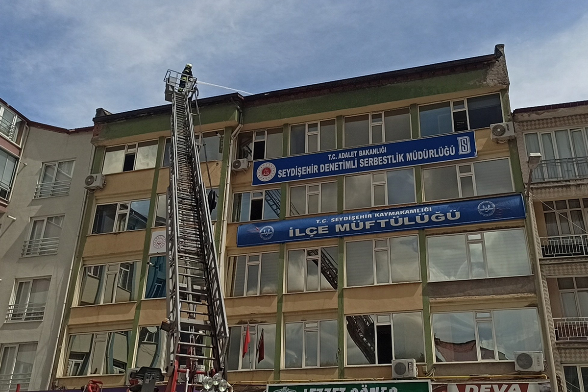 Konya&#039;da 5 katlı binanın çatısında çıkan yangın büyümeden söndürüldü