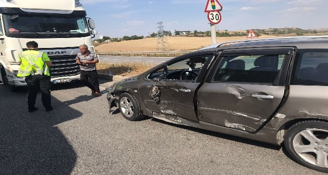 Edirne’de tır otomobile çarptı: 1 yaralı
