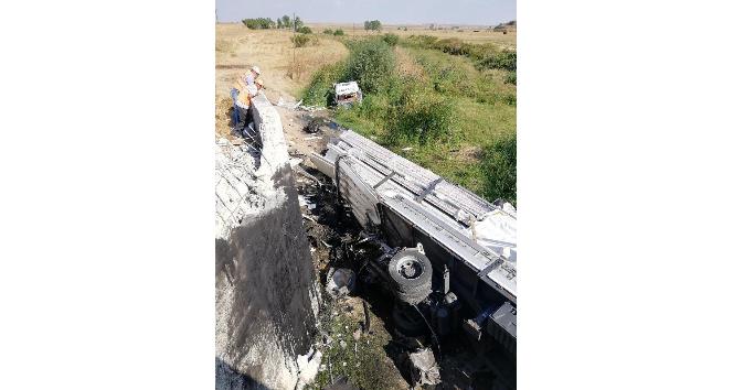 Edirne’de tır şarampole yuvarlandı: 1 yaralı