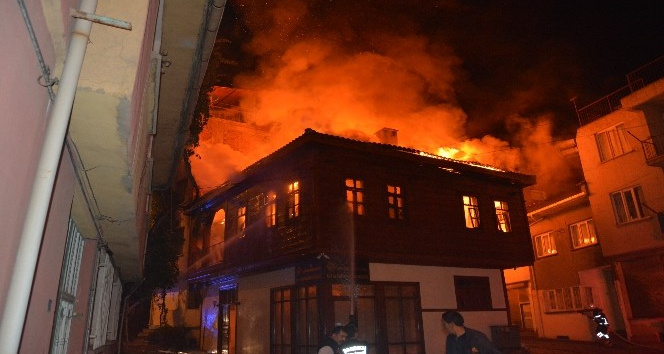 Tarihi ahşap konaktaki yangın 3 saatin sonunda söndürüldü