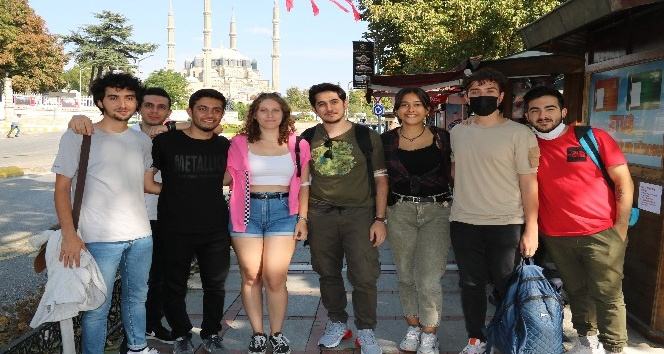 (Özel) Üniversite öğrencilerinin gelişi esnafı sevindirdi
