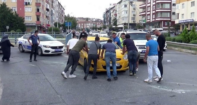 Sultangazi’de ticari taksi takla attı