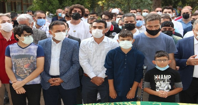 Korona virüse yenilen doktor son yolculuğuna uğurlandı