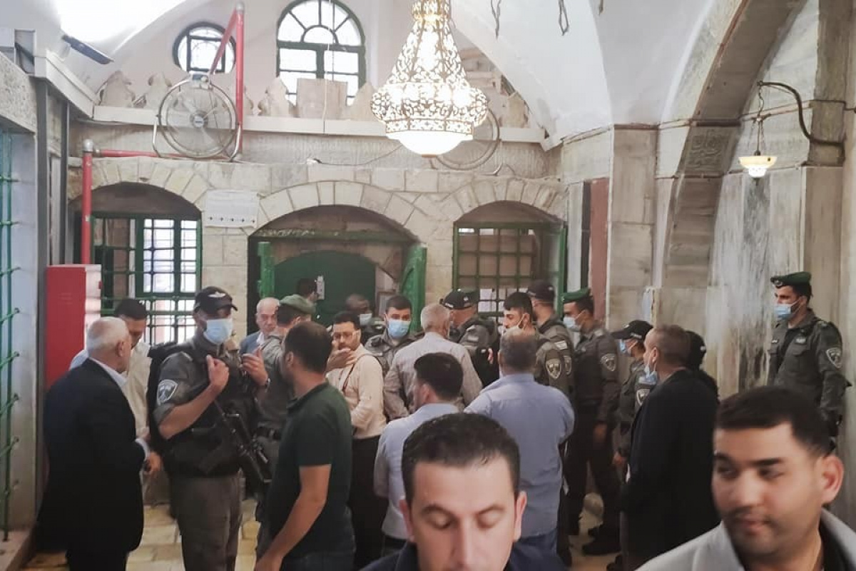 İsrail güçleri Harem-i İbrahim Camii&#039;nde ibadet edenleri zorla dışarı çıkardı