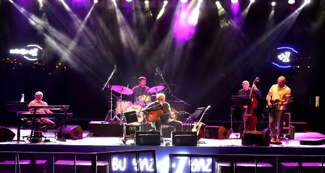 Bülent Ortaçgil, Güz Konserleri’nde nostalji yaşattı